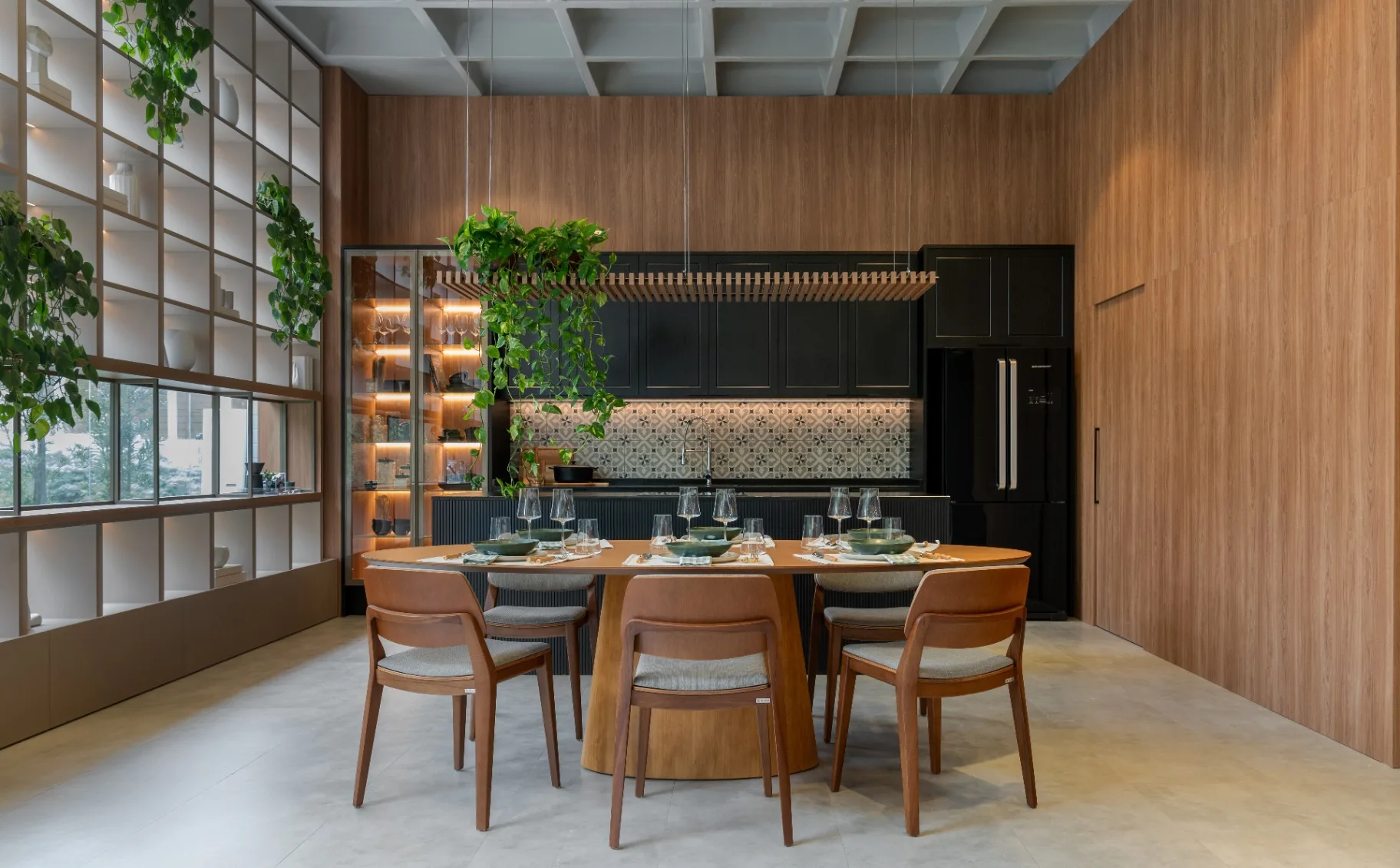 Sala de jantar com jardim vertical e iluminação cênica